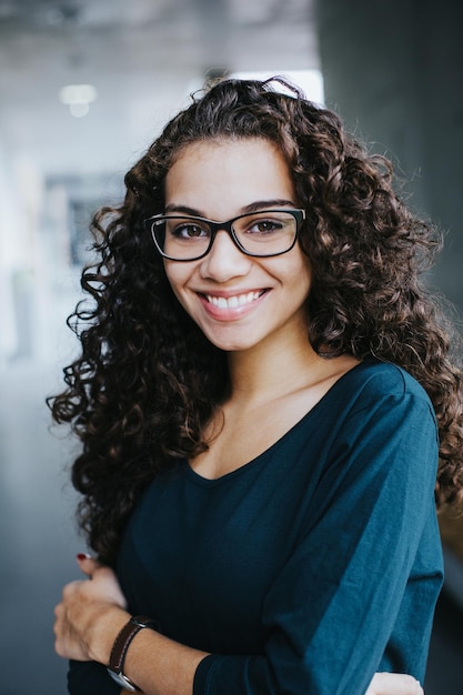 Ritratto di una giovane donna sorridente