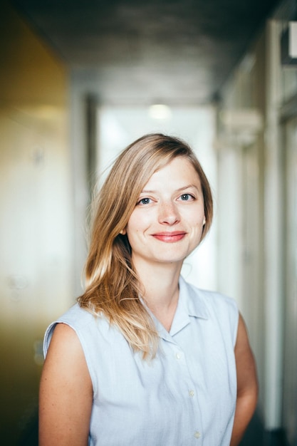 Ritratto di una giovane donna sorridente