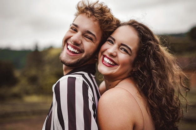 Ritratto di una giovane donna sorridente