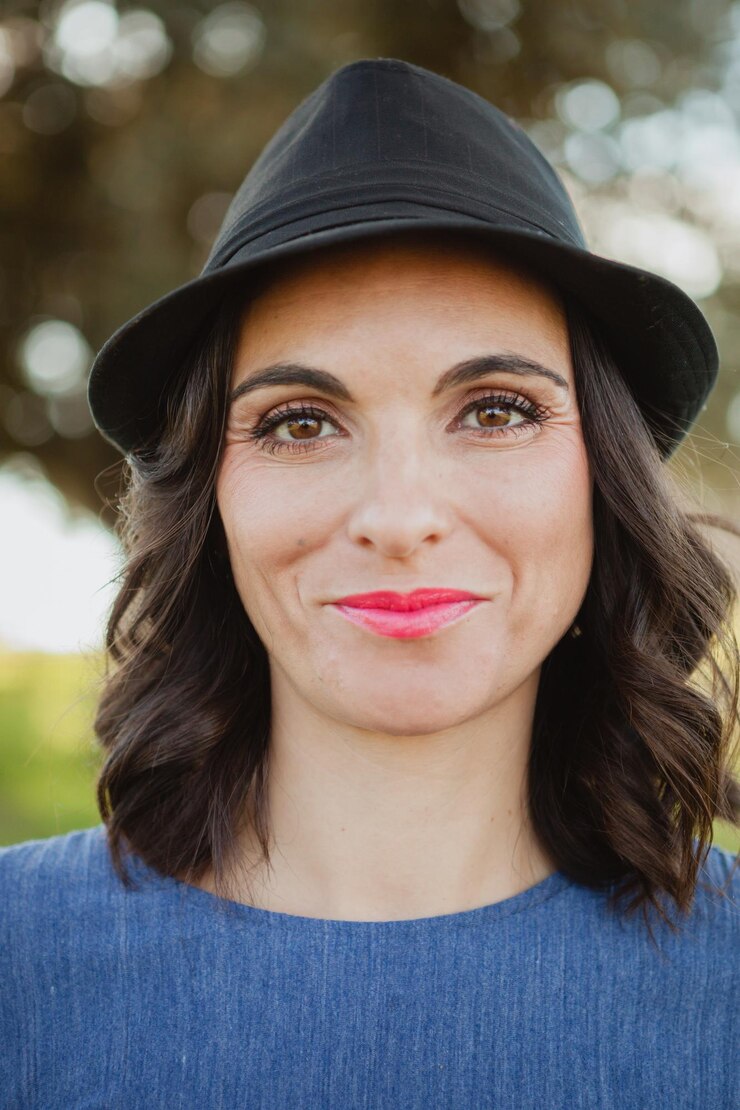 Foto ritratto di una giovane donna sorridente