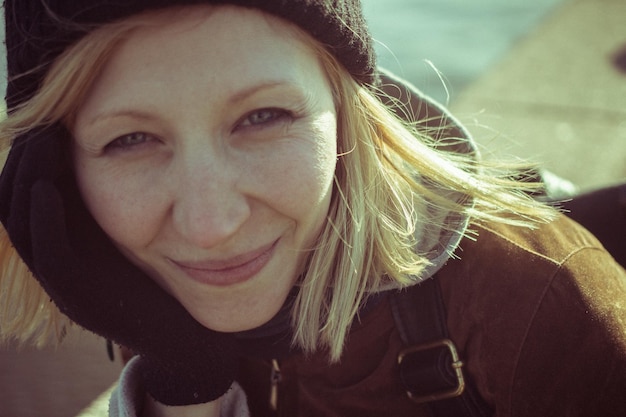 Ritratto di una giovane donna sorridente