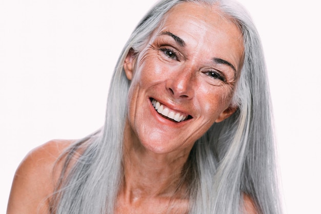 Ritratto di una giovane donna su uno sfondo bianco