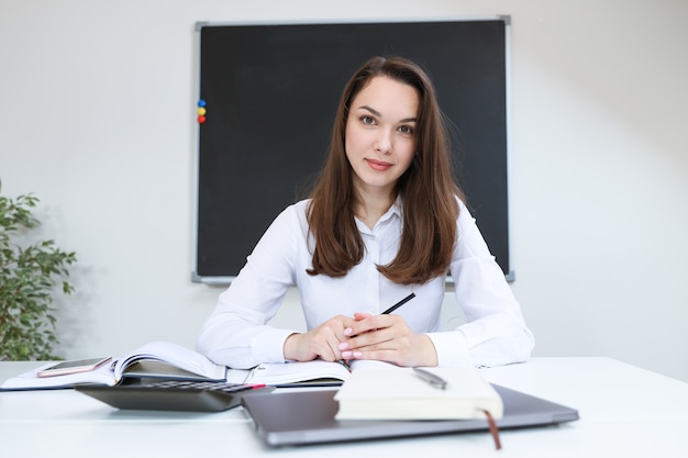 Ritratto di una giovane donna sul posto di lavoro