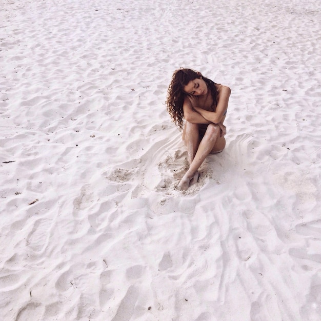 Ritratto di una giovane donna sulla sabbia della spiaggia
