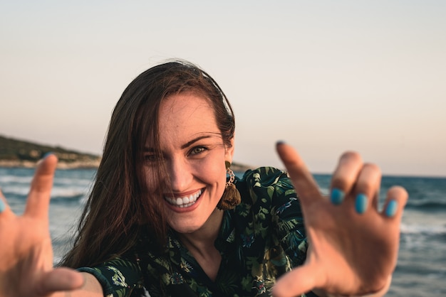 Ritratto di una giovane donna sulla spiaggia