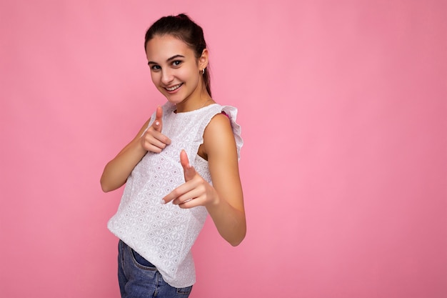 Ritratto di una giovane e bella adolescente di sesso femminile, sorridente e positiva, bella e carina, con