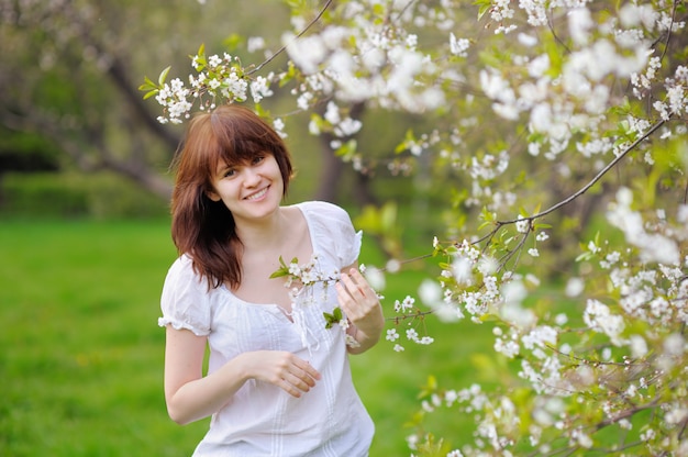 Ritratto di una giovane e bella donna al parco primavera