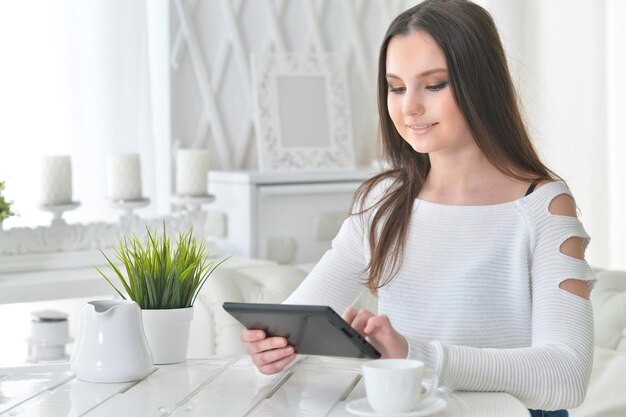 Ritratto di una giovane e bella donna con tavoletta digitale