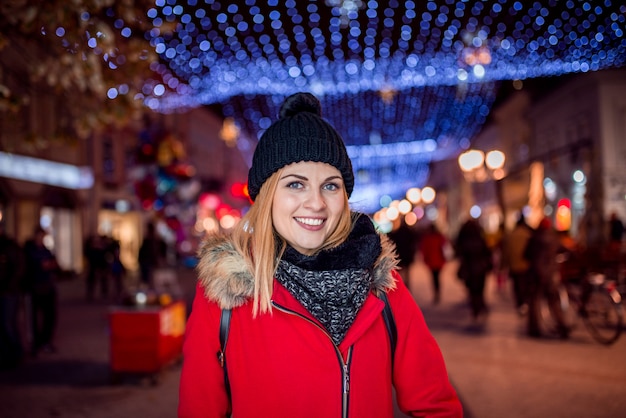 Ritratto di una giovane e bella donna in inverno in città.