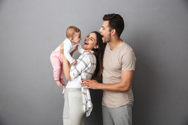 Ritratto di una giovane famiglia allegra