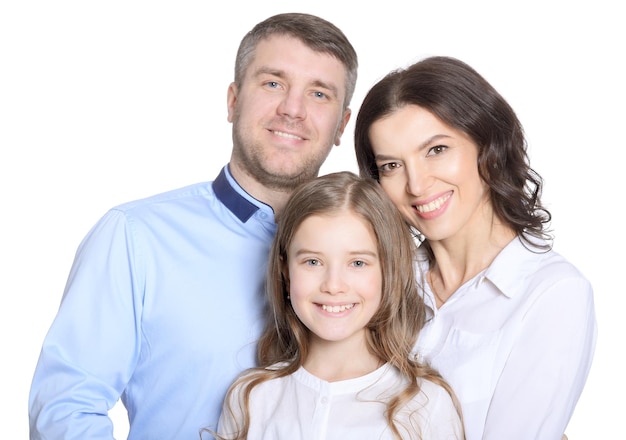 Ritratto di una giovane famiglia felice su sfondo bianco