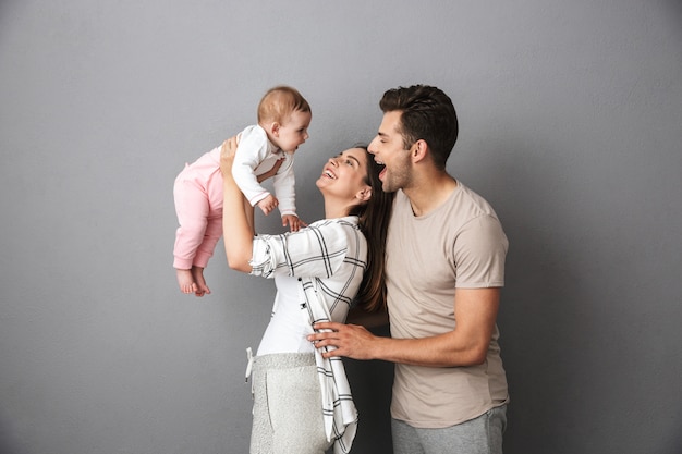 Ritratto di una giovane famiglia sorridente con la loro piccola bambina