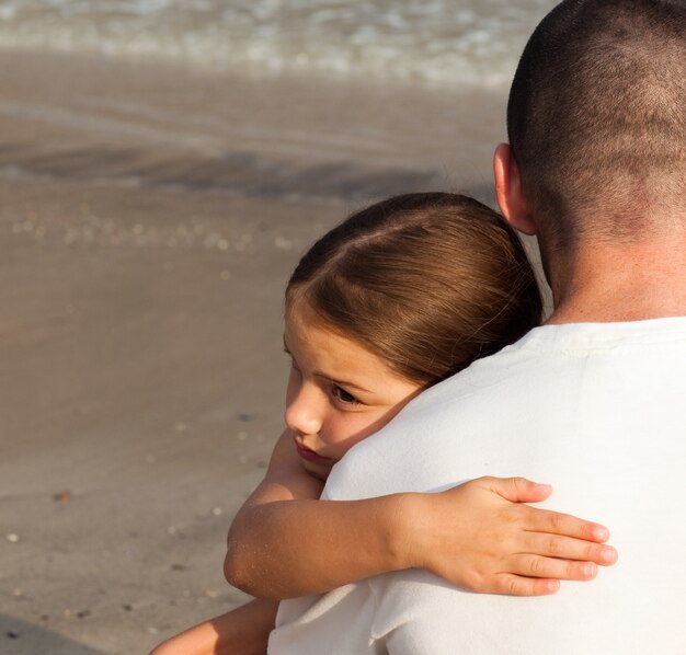 Ritratto di una giovane figlia che abbraccia suo padre