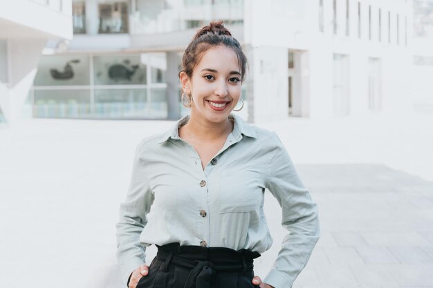 Ritratto di una giovane imprenditrice sorridente fuori dall'ufficio. Donna che sembra sicura e sorridente con un sorriso felice, copia spazio. Stile elegante