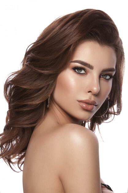 Ritratto di una giovane ragazza. Bellissimi capelli sani, riccioli, trucco naturale e colore delle labbra, immagine glamour. Isolato.