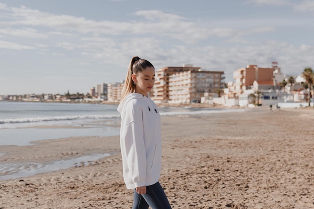 Ritratto di una giovane ragazza carina sullo sfondo del mare