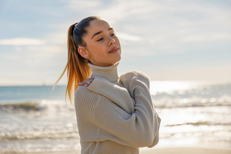 Ritratto di una giovane ragazza carina sullo sfondo del mare