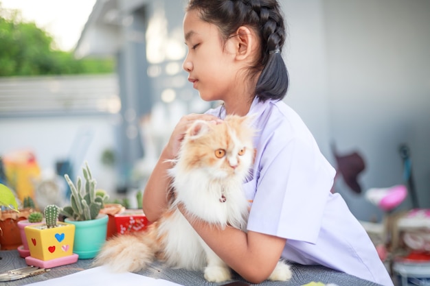 Ritratto di una giovane ragazza che tiene il suo gatto