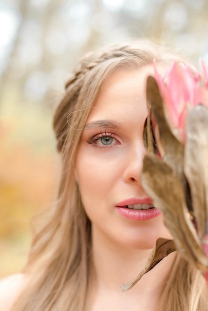 Ritratto di una giovane ragazza con fiore