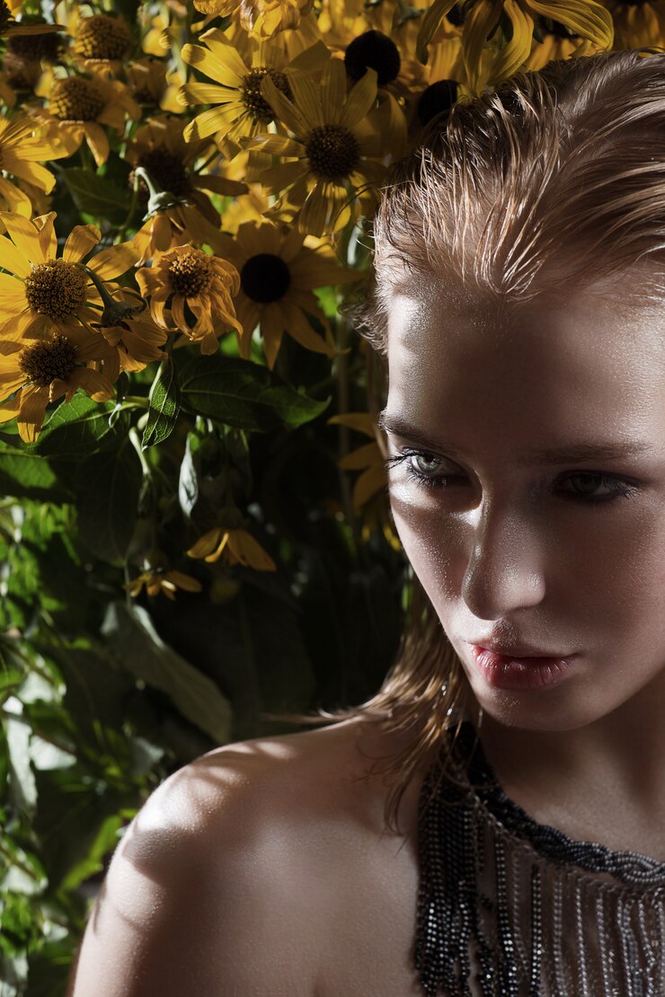 Foto ritratto di una giovane ragazza con fiori