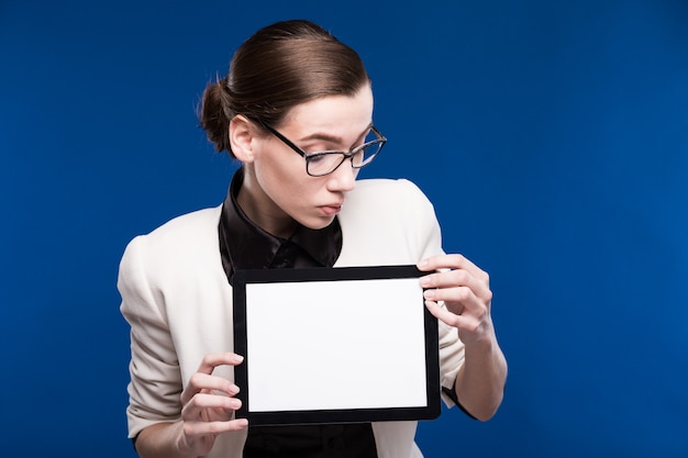 Ritratto di una giovane ragazza con il tablet