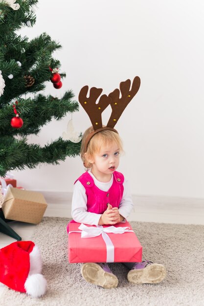 Ritratto di una giovane ragazza con regali di Natale