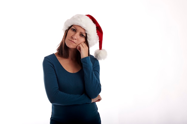 Ritratto di una giovane ragazza con un cappello di Babbo Natale su sfondo bianco