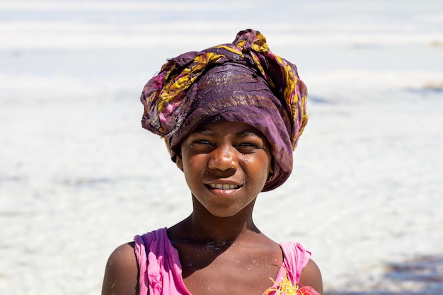 Ritratto di una giovane ragazza con una sciarpa in testa. Zanzibar. Tanzania