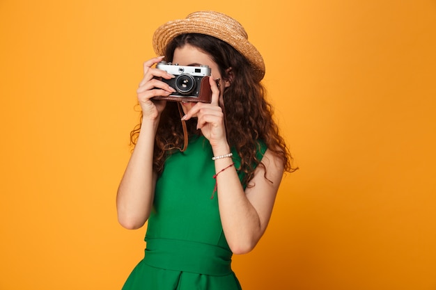 Ritratto di una giovane ragazza dai capelli ricci