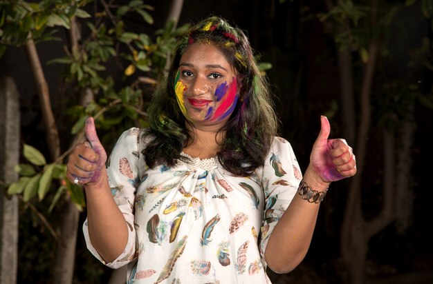 Ritratto di una giovane ragazza felice al festival dei colori Holi. Ragazza in posa e celebra la festa dei colori.