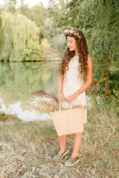 Ritratto di una giovane ragazza in natura