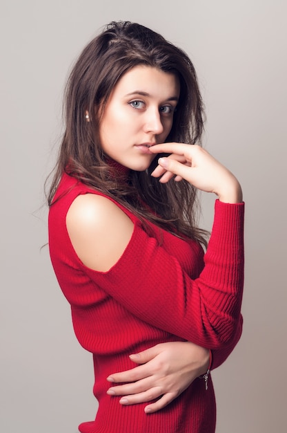 Ritratto di una giovane ragazza in una camicia rossa