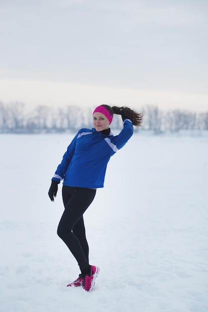 Ritratto di una giovane sportiva femminile sorridente in inverno, sport e tempo libero concept