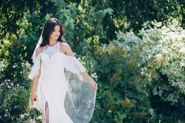 Ritratto di una giovane sposa in posa in natura