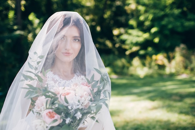 Ritratto di una giovane sposa in posa in natura