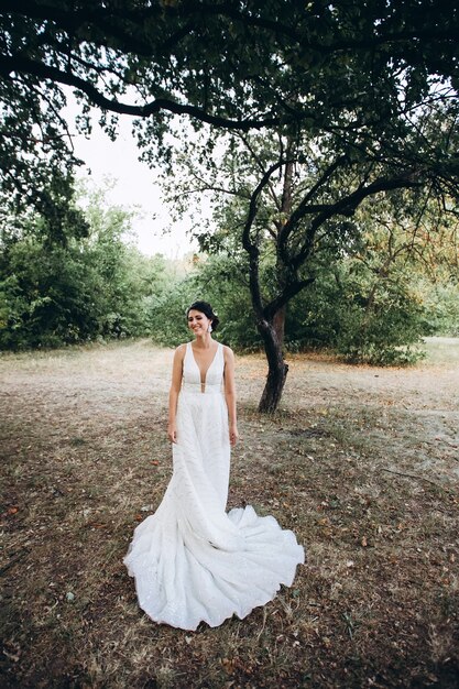 Ritratto di una giovane sposa in posa in natura