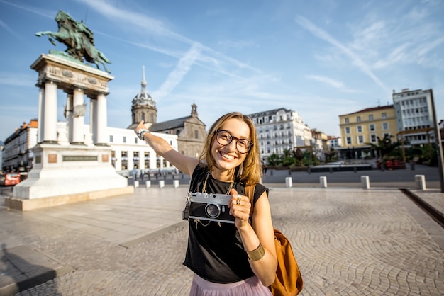 Ritratto di una giovane turista sulla piazza centrale di piazza Clermont-Ferrand in Francia