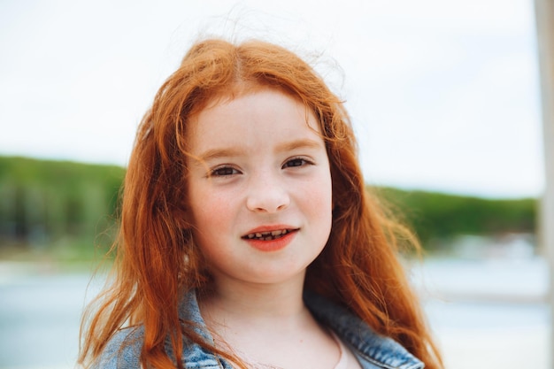 Ritratto di una graziosa ragazza caucasica dai capelli rossi carina e affascinante concetto di stile di vita felice durante l'infanzia