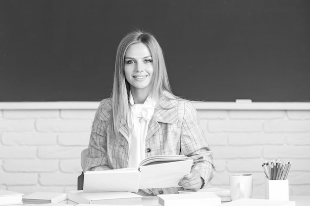 Ritratto di una lezione di studio di una studentessa universitaria a scuola o all'università che legge sorridente studente b