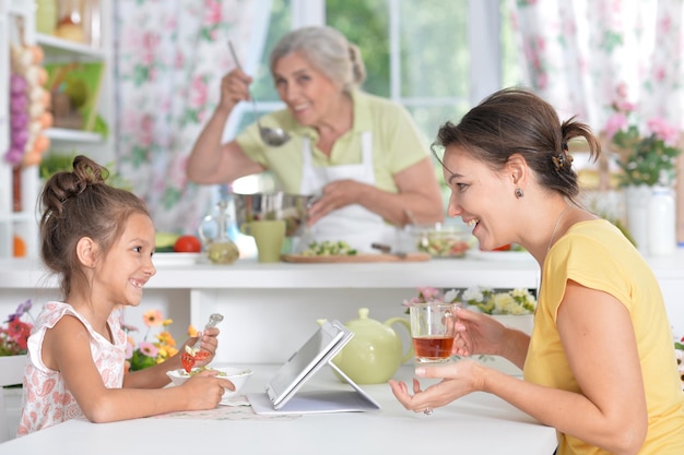 Ritratto di una madre e di una figlia che fanno colazione