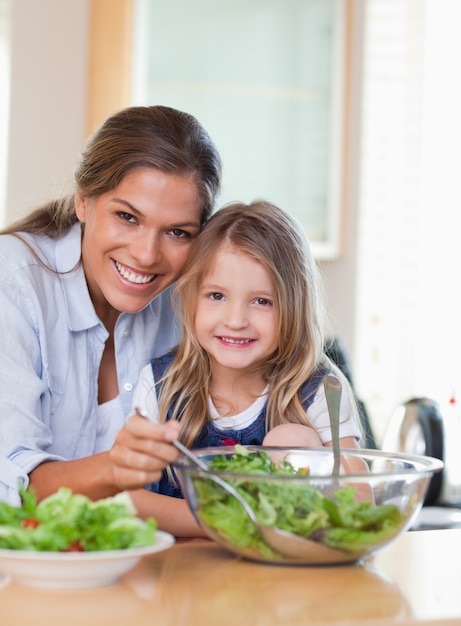 Ritratto di una madre e sua figlia che preparano un&#39;insalata