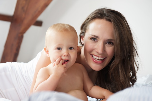 Ritratto di una madre felice e un bambino carino insieme