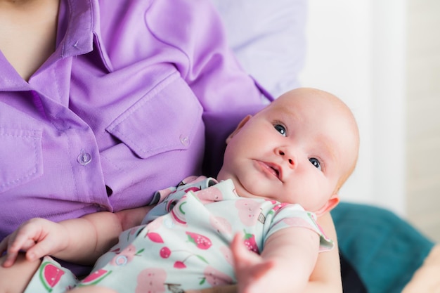 Ritratto di una neonata nelle braccia di sua madre