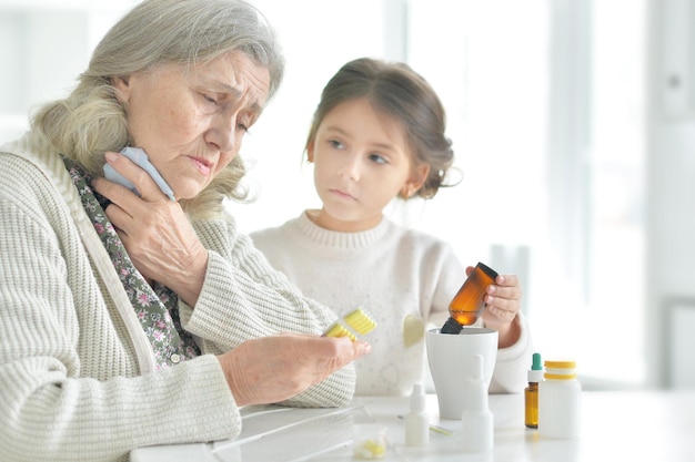 Ritratto di una nipote si prende cura di una nonna malata