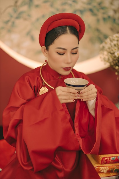 Ritratto di una nobile ragazza vietnamita in costumi antichi