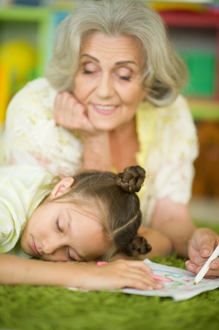Foto ritratto di una nonna che guarda la nipote addormentata