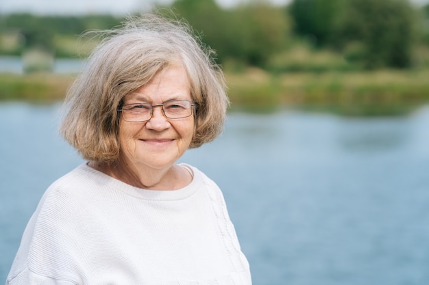 Ritratto di una nonna europea adulta dai capelli grigi nel parco