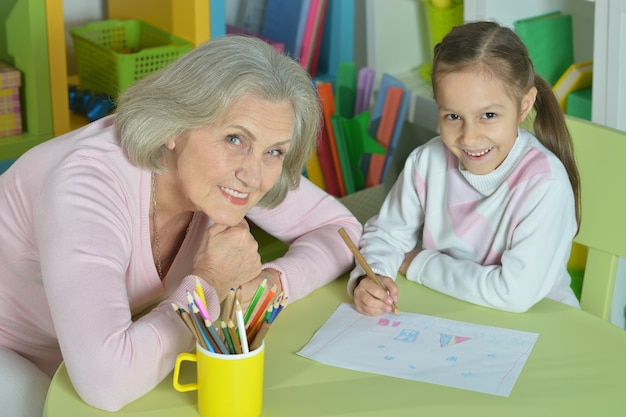 Ritratto di una nonna felice con la nipote che si riunisce