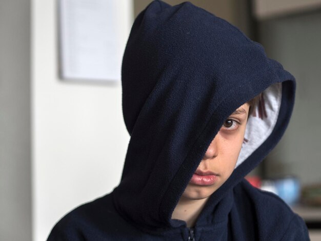 Ritratto di una ragazza adolescente che indossa un cappello