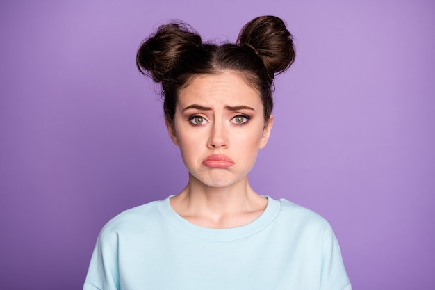 Ritratto di una ragazza adolescente frustrata sconvolta sente orribili notizie sull'epidemia di virus corona piangere indossare abiti di bell'aspetto isolati su uno sfondo di colore viola violet